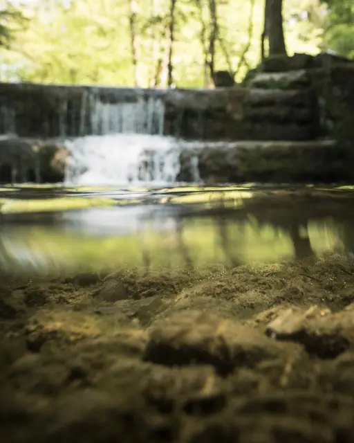 Bach mit Wasserfall mit Sicht Über und Unterwasser