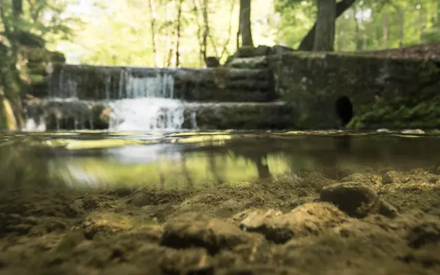 Bach mit Wasserfall mit Sicht Über und Unterwasser